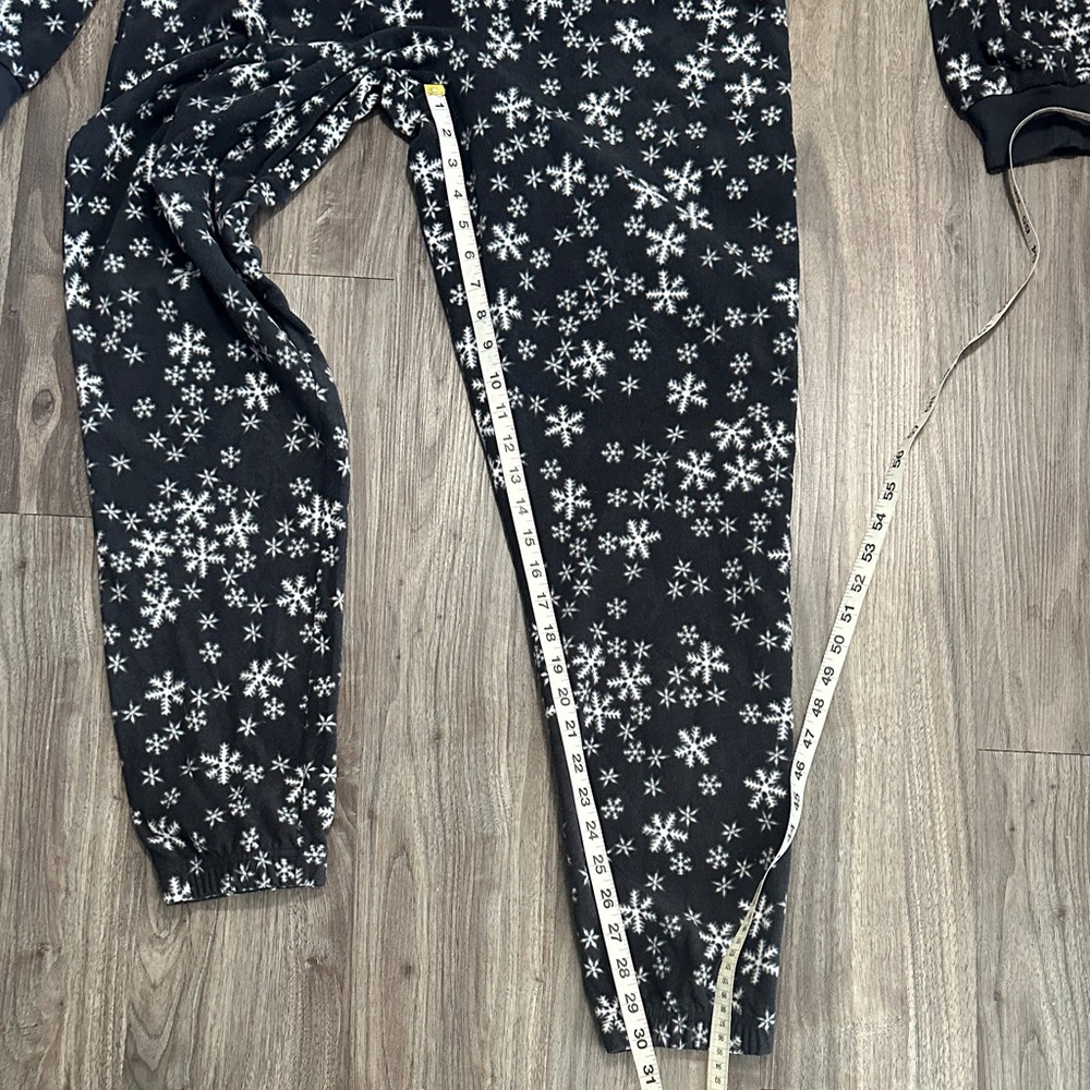 Old Navy Women's Black and White Snowflake Pajama Set - Picture 7 of 8